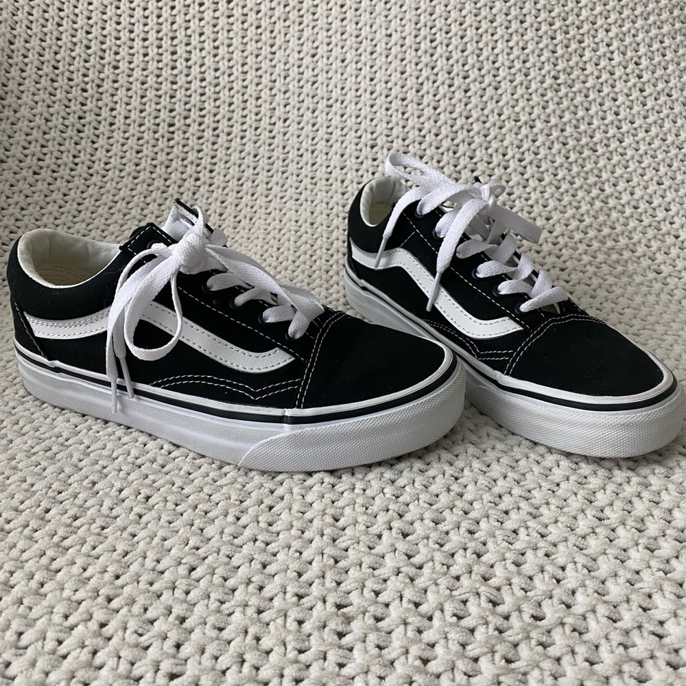 Vans Kids Old school black and white skate shoe. Size 5